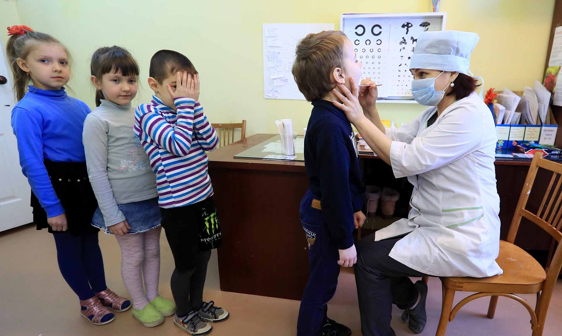 медосмотр мальчиков Выездные медосмотры в школах и детских садах будут проводить во всех  регионах – Объясняем.рф